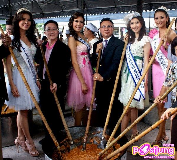 5 สาวงามร่วมงานเปิด "เทศกาลขนมไทยวันวาน" ณ ห้างสรรพสินค้า เซ็นทรัล รัตนาธิเบศถ์