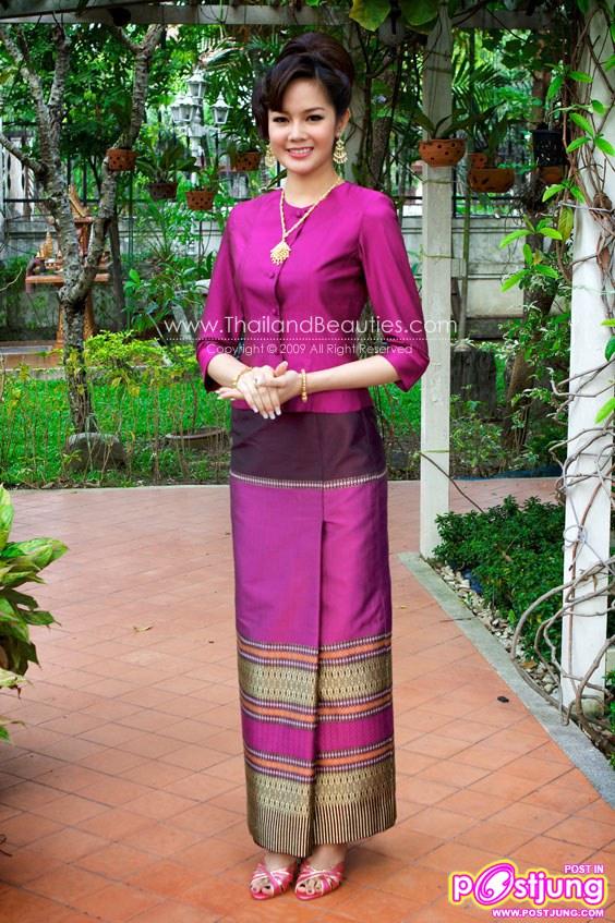 8 นางงาม กับ 8 ชุดไทยพระราชนิยม