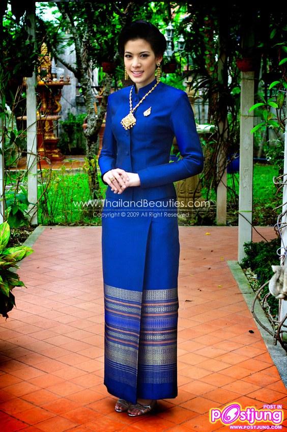 8 นางงาม กับ 8 ชุดไทยพระราชนิยม