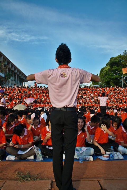 รับน้องประเพณีร้องเพลงประจำมหาวิทยาลัยขอนเเก่น (เชียร์กลาง)