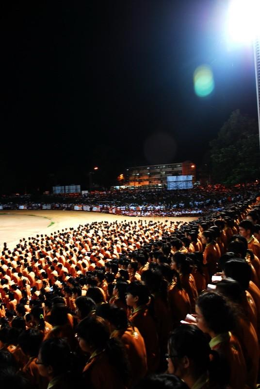 รับน้องประเพณีร้องเพลงประจำมหาวิทยาลัยขอนเเก่น (เชียร์กลาง)