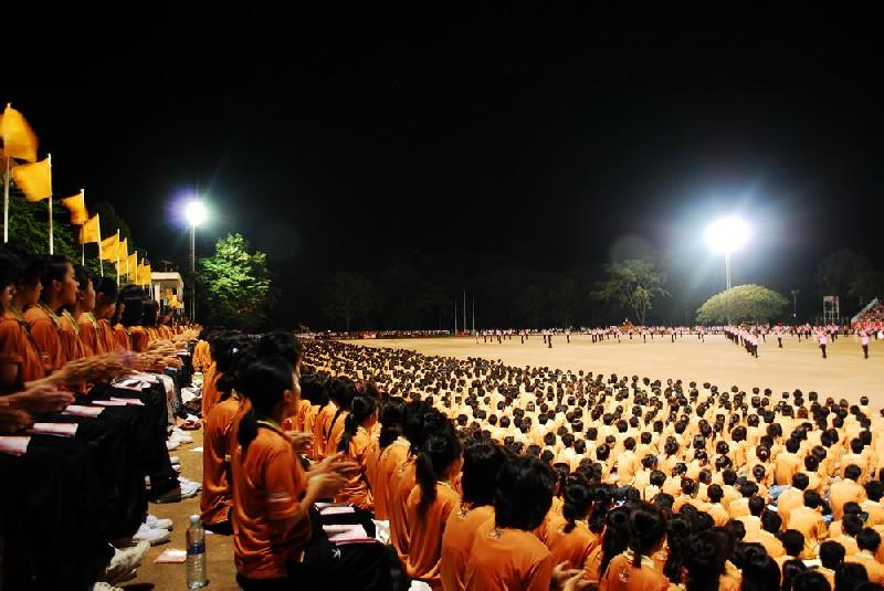 รับน้องประเพณีร้องเพลงประจำมหาวิทยาลัยขอนเเก่น (เชียร์กลาง)