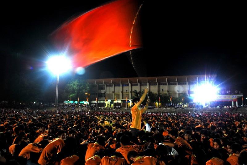 รับน้องประเพณีร้องเพลงประจำมหาวิทยาลัยขอนเเก่น (เชียร์กลาง)