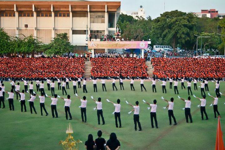 รับน้องประเพณีร้องเพลงประจำมหาวิทยาลัยขอนเเก่น (เชียร์กลาง)