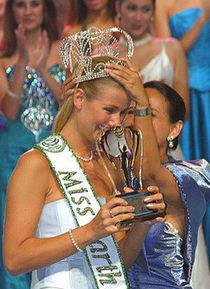 เวที MISS EARTH ถือกำเนิดครั้งแรกในปี 2001 โดนถือสัญชาติฟิลิปปินส์