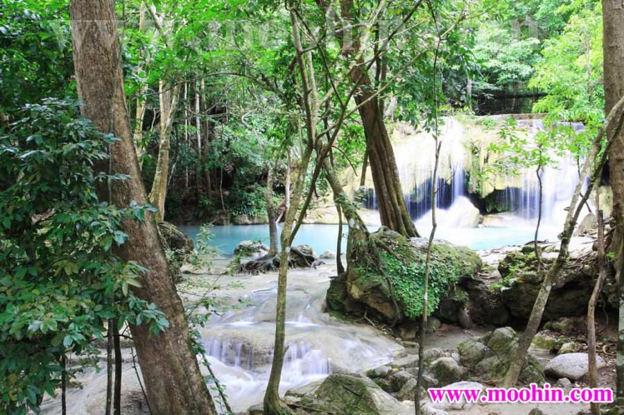 สัมผัสสายน้ำสีมรกตที่น้ำตกเอราวัณ