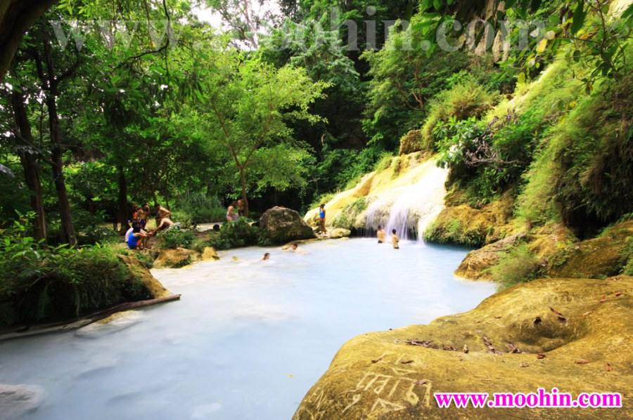 สัมผัสสายน้ำสีมรกตที่น้ำตกเอราวัณ