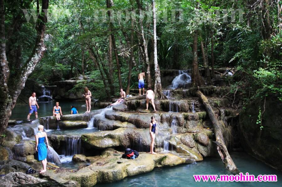 สัมผัสสายน้ำสีมรกตที่น้ำตกเอราวัณ