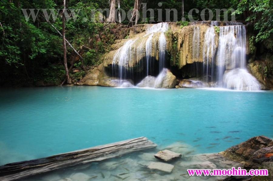 สัมผัสสายน้ำสีมรกตที่น้ำตกเอราวัณ