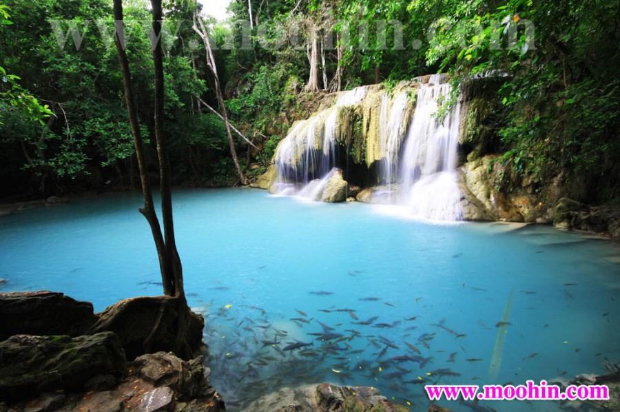 สัมผัสสายน้ำสีมรกตที่น้ำตกเอราวัณ