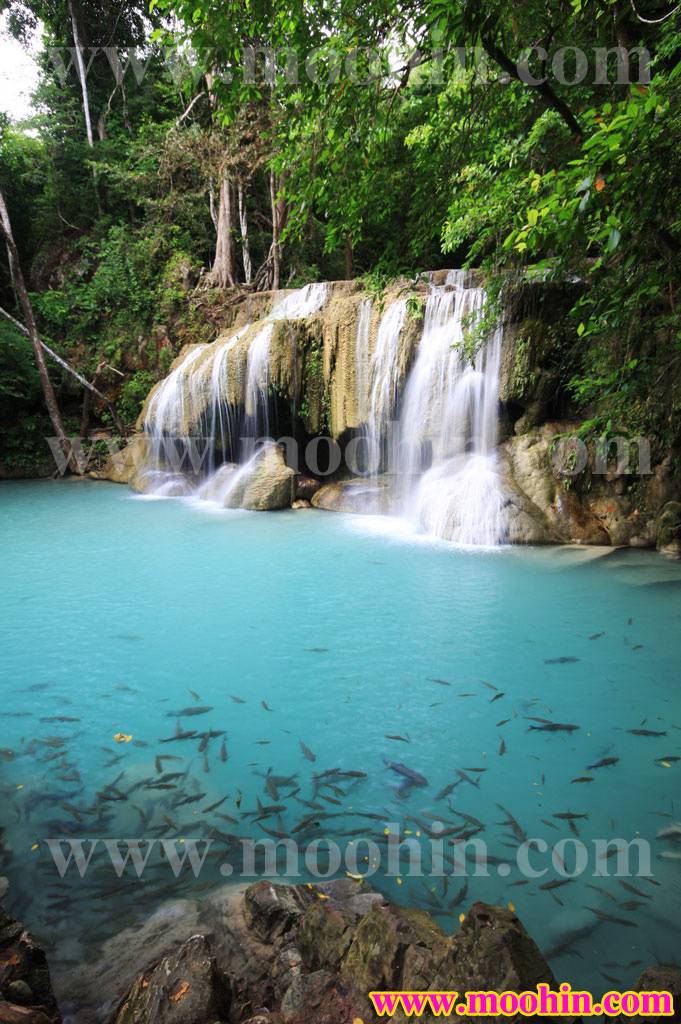 สัมผัสสายน้ำสีมรกตที่น้ำตกเอราวัณ
