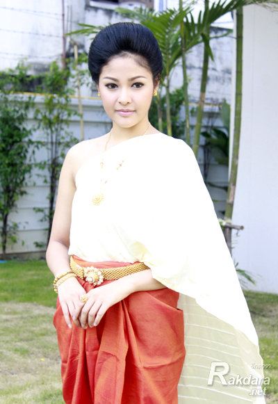 อีกครั้ง รูปฝนทิพย์ @ พิธีบวงสรวงละคร "ทวิภพ" (24 ก.ย.53)
