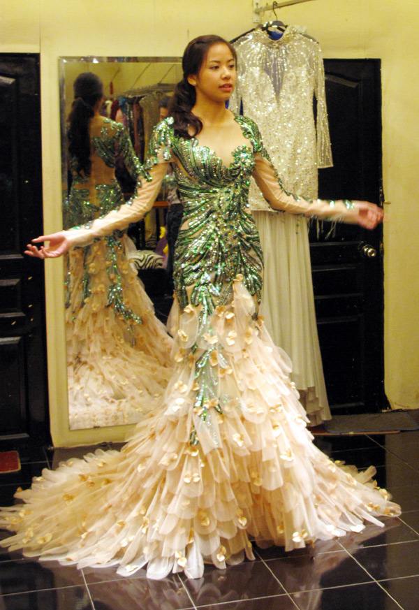 Miss Vietnam World กับชุดของเธอที่จะเอาไปประกวด????