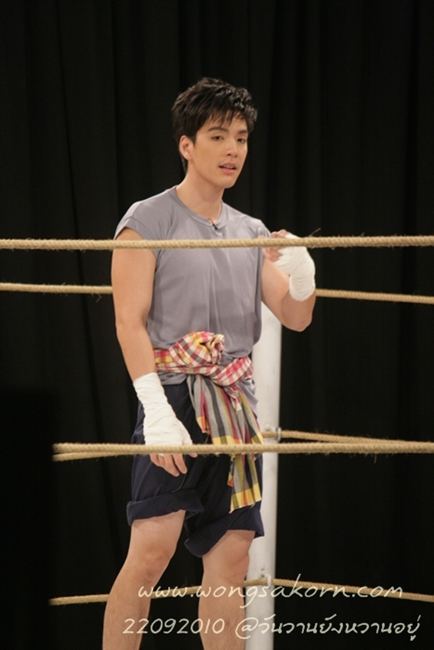 " นิว วงศกร " เก็บตกโชว์กล้ามขาวๆบนเวทีมวยในรายการ วันวานยังหวานอยู่เมื่อคืนวาน....