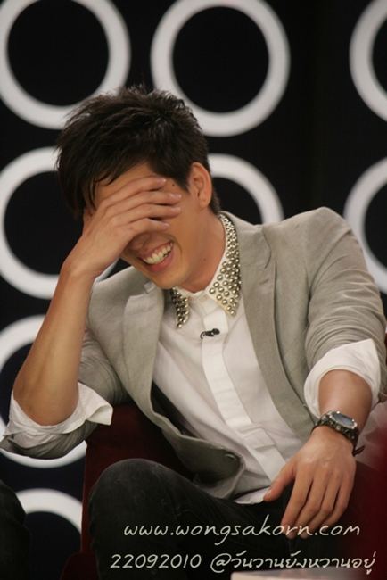" นิว วงศกร " เก็บตกโชว์กล้ามขาวๆบนเวทีมวยในรายการ วันวานยังหวานอยู่เมื่อคืนวาน....