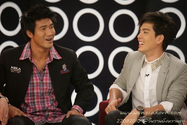 " นิว วงศกร " เก็บตกโชว์กล้ามขาวๆบนเวทีมวยในรายการ วันวานยังหวานอยู่เมื่อคืนวาน....