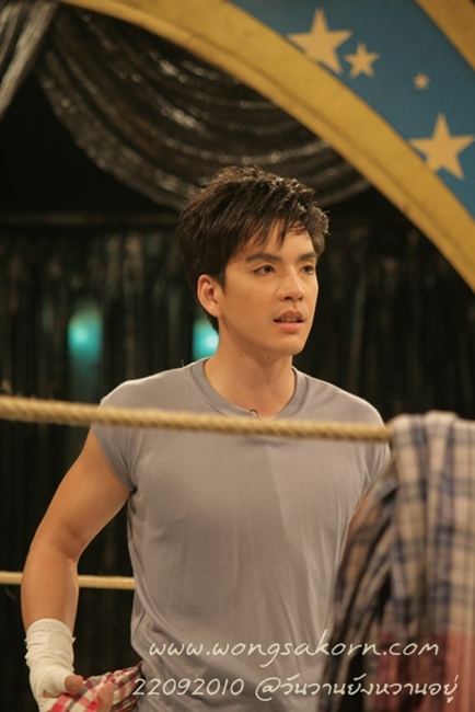 " นิว วงศกร " เก็บตกโชว์กล้ามขาวๆบนเวทีมวยในรายการ วันวานยังหวานอยู่เมื่อคืนวาน....