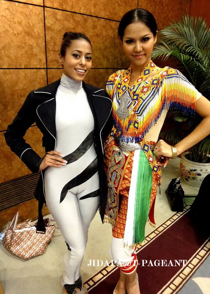 MISS THAILAND WORLD 2010 ในชุดมโนราห์ประยุกต์ ก็ยิ่งเริ่ดดดดด
