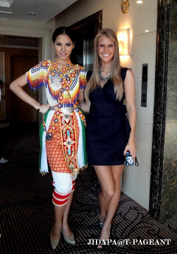 MISS THAILAND WORLD 2010 ในชุดมโนราห์ประยุกต์ ก็ยิ่งเริ่ดดดดด