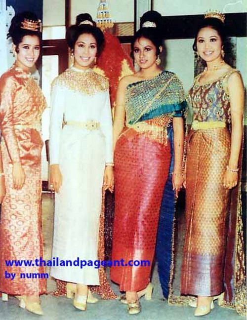นางงามกับชุดประจำชาติไทยสมัยในงานเอ็กซ์โปร์ &rsquo;70 ที่ประเทศญี่ปุ่น