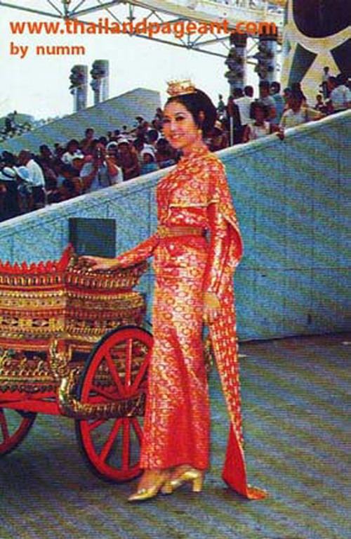 นางงามกับชุดประจำชาติไทยสมัยในงานเอ็กซ์โปร์ &rsquo;70 ที่ประเทศญี่ปุ่น