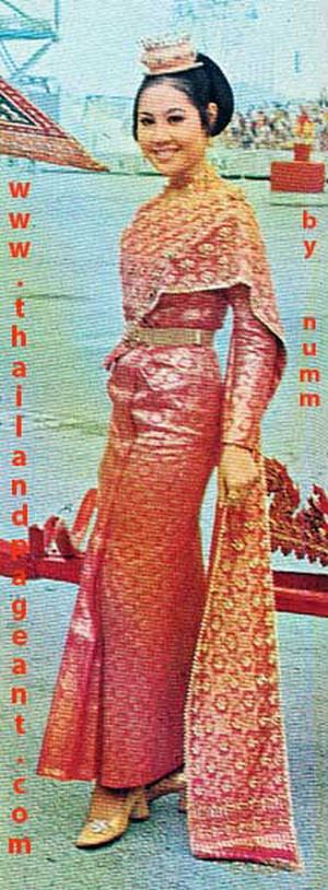 นางงามกับชุดประจำชาติไทยสมัยในงานเอ็กซ์โปร์ &rsquo;70 ที่ประเทศญี่ปุ่น