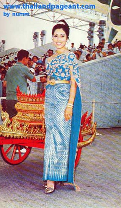 นางงามกับชุดประจำชาติไทยสมัยในงานเอ็กซ์โปร์ &rsquo;70 ที่ประเทศญี่ปุ่น