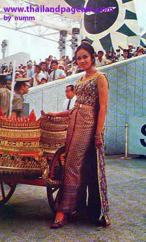 นางงามกับชุดประจำชาติไทยสมัยในงานเอ็กซ์โปร์ &rsquo;70 ที่ประเทศญี่ปุ่น