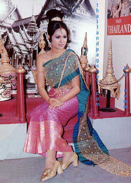 นางงามกับชุดประจำชาติไทยสมัยในงานเอ็กซ์โปร์ &rsquo;70 ที่ประเทศญี่ปุ่น