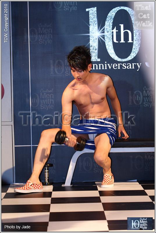 กระตุกต่อมแฟชั่นหนุ่มๆ ปรับลุครับลมหนาว...Central Men with Style 2010: Work Out