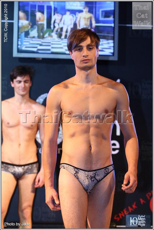 กระตุกต่อมแฟชั่นหนุ่มๆ ปรับลุครับลมหนาว...Central Men with Style 2010: Work Out