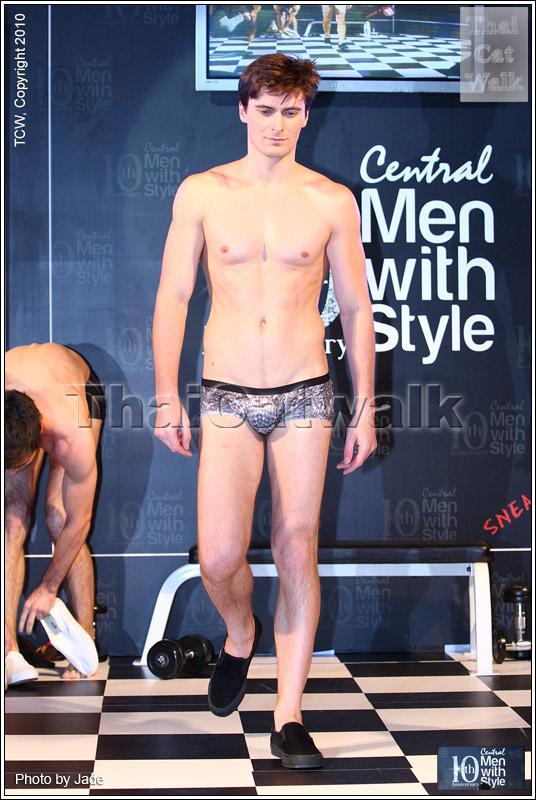 กระตุกต่อมแฟชั่นหนุ่มๆ ปรับลุครับลมหนาว...Central Men with Style 2010: Work Out