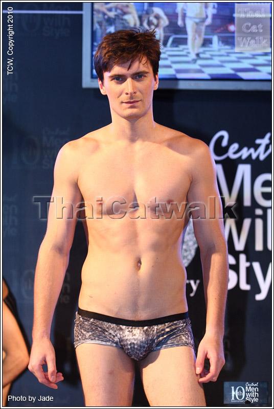 กระตุกต่อมแฟชั่นหนุ่มๆ ปรับลุครับลมหนาว...Central Men with Style 2010: Work Out