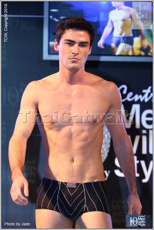 กระตุกต่อมแฟชั่นหนุ่มๆ ปรับลุครับลมหนาว...Central Men with Style 2010: Work Out