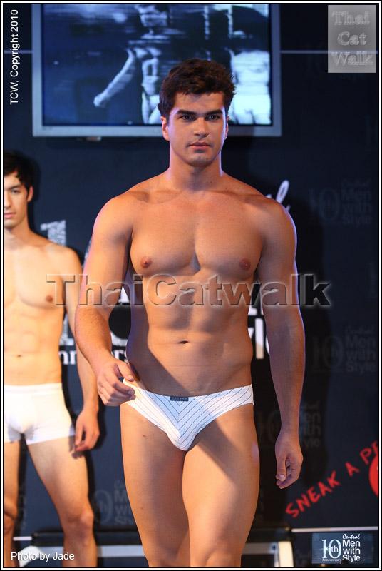 กระตุกต่อมแฟชั่นหนุ่มๆ ปรับลุครับลมหนาว...Central Men with Style 2010: Work Out