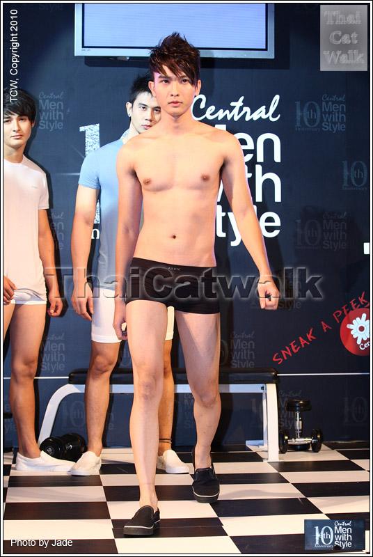 กระตุกต่อมแฟชั่นหนุ่มๆ ปรับลุครับลมหนาว...Central Men with Style 2010: Work Out