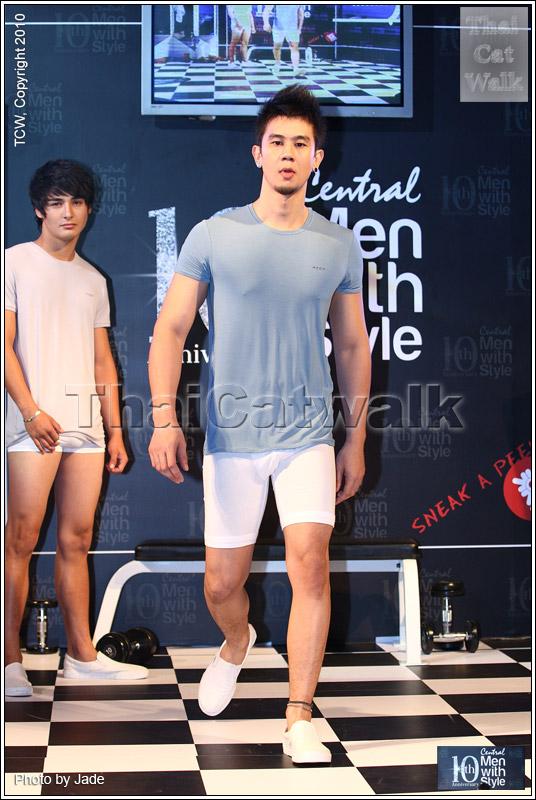 กระตุกต่อมแฟชั่นหนุ่มๆ ปรับลุครับลมหนาว...Central Men with Style 2010: Work Out