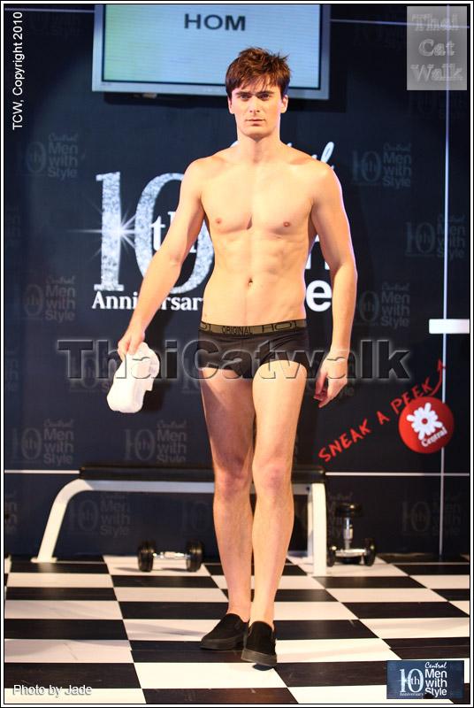 กระตุกต่อมแฟชั่นหนุ่มๆ ปรับลุครับลมหนาว...Central Men with Style 2010: Work Out