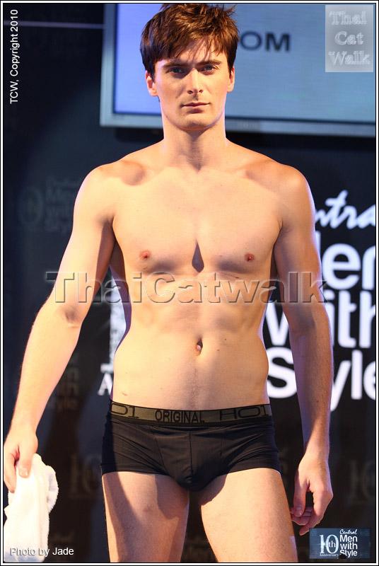 กระตุกต่อมแฟชั่นหนุ่มๆ ปรับลุครับลมหนาว...Central Men with Style 2010: Work Out
