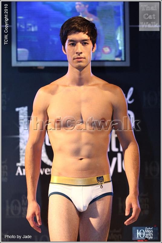 กระตุกต่อมแฟชั่นหนุ่มๆ ปรับลุครับลมหนาว...Central Men with Style 2010: Work Out