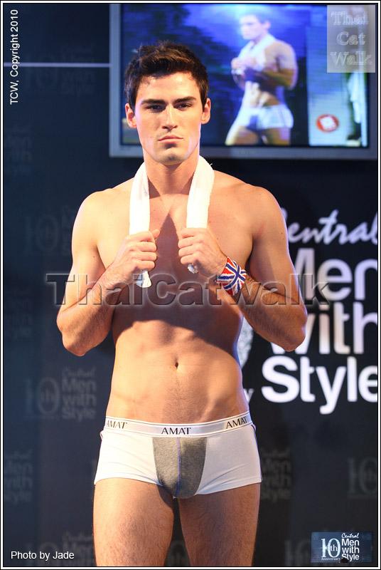 กระตุกต่อมแฟชั่นหนุ่มๆ ปรับลุครับลมหนาว...Central Men with Style 2010: Work Out