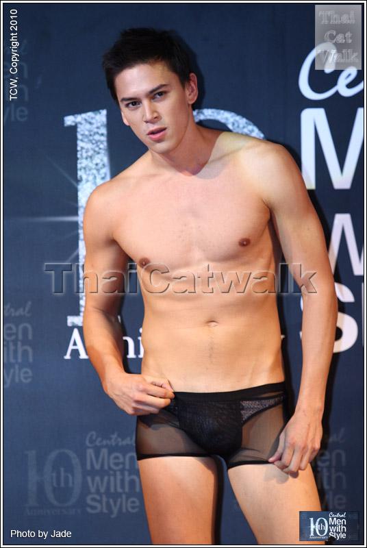 กระตุกต่อมแฟชั่นหนุ่มๆ ปรับลุครับลมหนาว...Central Men with Style 2010: Work Out