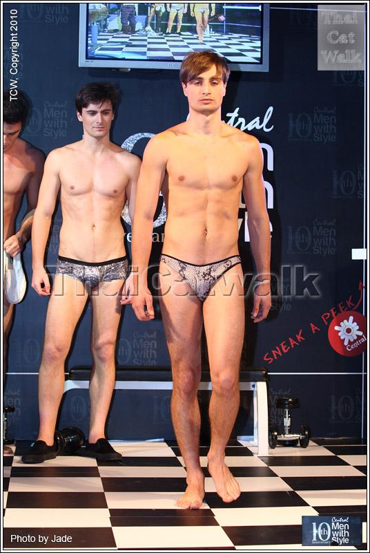 กระตุกต่อมแฟชั่นหนุ่มๆ ปรับลุครับลมหนาว...Central Men with Style 2010: Work Out
