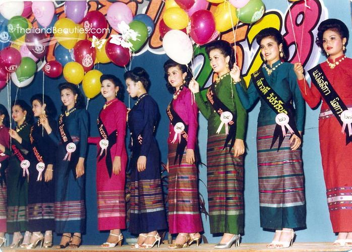 2 รูปนี้ไม่ได้เป็นเวทีนางสาวไทย