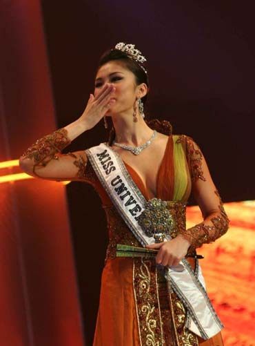 ทำไม Miss Universe ไปขึ้นเวที่ประกวดที่ Indonesia ตลอด???...Thailand น่าจะเชิญมาทุกปีนะ