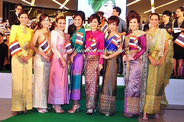 เป็นไปได้ไหมถ้าเราหันมาใส่ชุดไทยเดือนละ 1 ครั้งในชีวิตประจำวัน...เหมือนอย่างกิโมโน - สาหรี...????