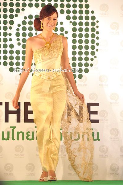 เป็นไปได้ไหมถ้าเราหันมาใส่ชุดไทยเดือนละ 1 ครั้งในชีวิตประจำวัน...เหมือนอย่างกิโมโน - สาหรี...????