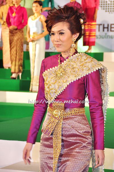 เป็นไปได้ไหมถ้าเราหันมาใส่ชุดไทยเดือนละ 1 ครั้งในชีวิตประจำวัน...เหมือนอย่างกิโมโน - สาหรี...????