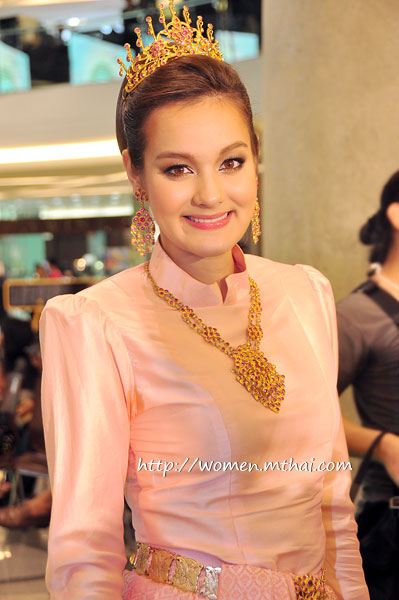 เป็นไปได้ไหมถ้าเราหันมาใส่ชุดไทยเดือนละ 1 ครั้งในชีวิตประจำวัน...เหมือนอย่างกิโมโน - สาหรี...????