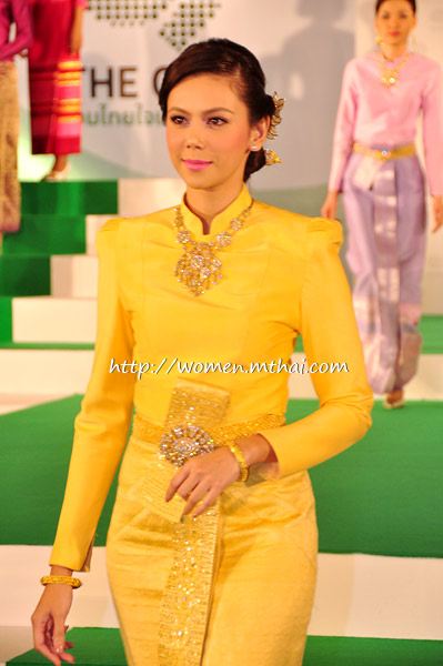 เป็นไปได้ไหมถ้าเราหันมาใส่ชุดไทยเดือนละ 1 ครั้งในชีวิตประจำวัน...เหมือนอย่างกิโมโน - สาหรี...????